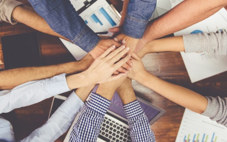 praca zespołowa - ręce w znaku zgody